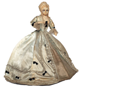 年轻女子的精美纸质玛希娃娃。穿上所有原始的蕾丝和缎子服装, 大约在19世纪。隔离在白色