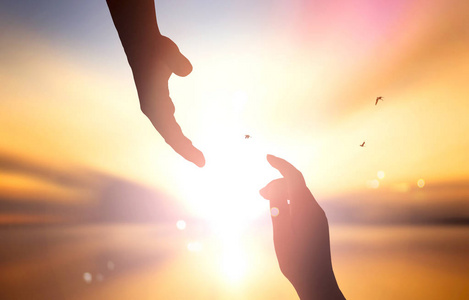 上帝救赎的概念: 帮助手概念和国际和平日的剪影照片