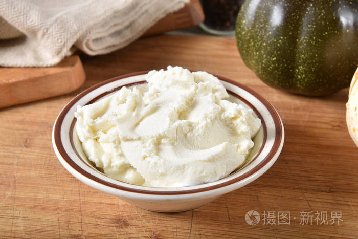 奶油新鲜的里科塔奶酪在一个小碗里
