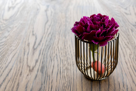 木桌上的人造木花盆, 房间里有浅棕色的小颜色, 有复制空间
