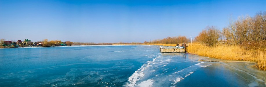 海岸的 Starocherkassk 和顿河