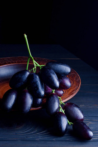 一大堆成熟的葡萄在桌上