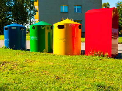 在爱沙尼亚, 欧洲塔林的一个居民区的五颜六色的回收垃圾箱