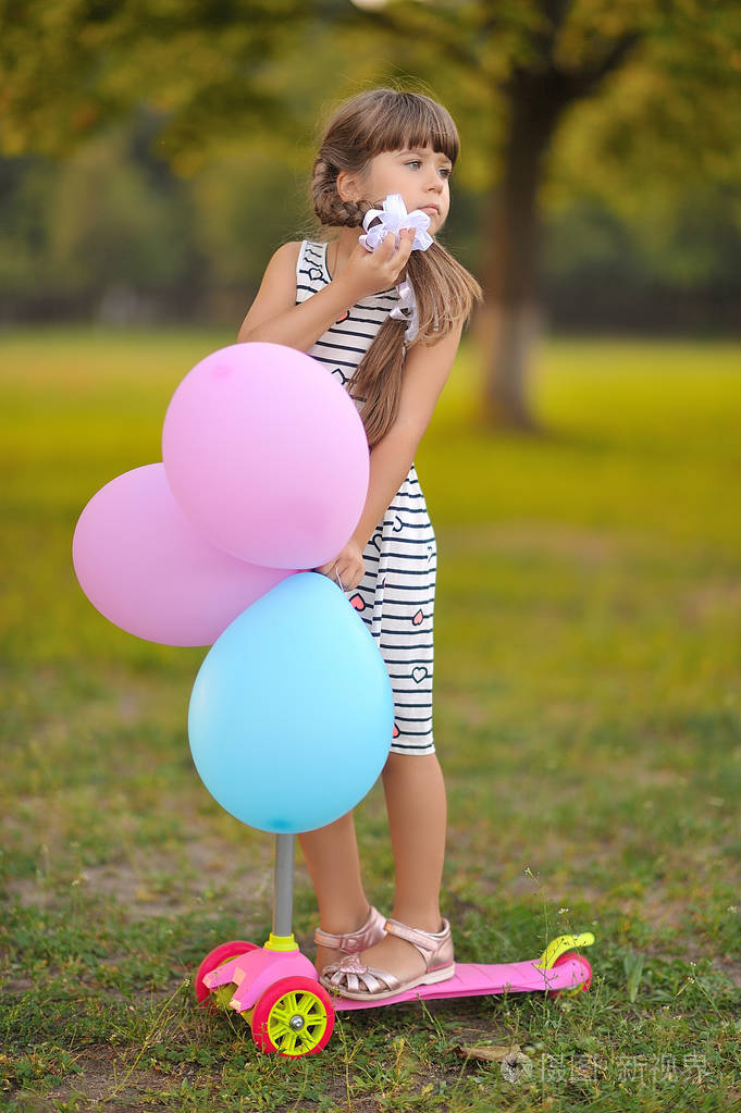 彩色气球可爱的小女孩