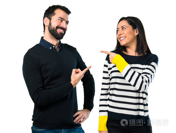 情侣在白色背景上互相指指点点