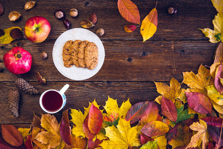 秋天静物的概念背景。秋天的叶子, 收获, 桌上的好吃的东西。感恩节明信片