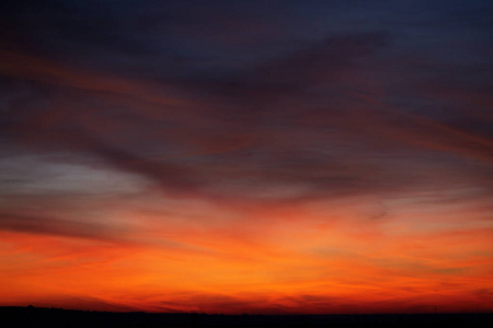 火热的橙色夕阳天空。美丽的天空。自然背景