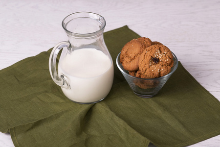 饼干和牛奶罐图片