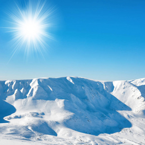 白色的冬天山与雪和明媚的阳光和太阳的光辉
