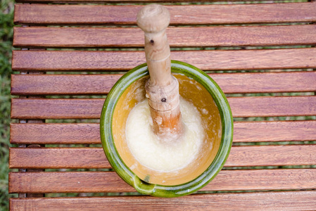 用油配制传统西班牙蒜汁的砂浆