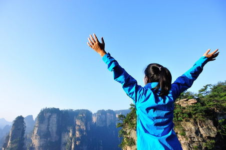 女人名徒步旅行者图片