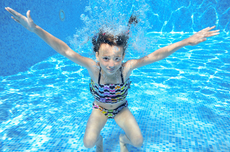 快乐的女孩在游泳池水下，活跃孩子游泳游泳