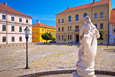 克罗地亚 Slavonija 地区奥西耶克 Tvrdja 历史镇神圣三位一体广场