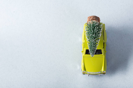 微型绿色汽车与圣诞树上是顶部