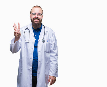 年轻的高加索医生男子穿着医疗白色外套在孤立的背景显示和手指第三, 而微笑着自信和快乐