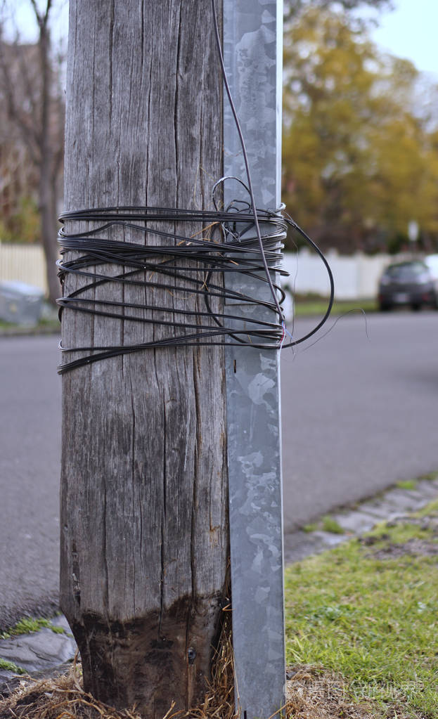 街道上电线杆上缠绕的电缆
