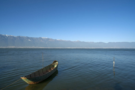 湖上水面上的小船照片