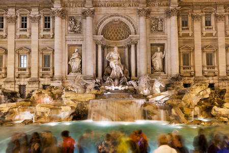特雷维喷泉的晚上，罗马，意大利的视图