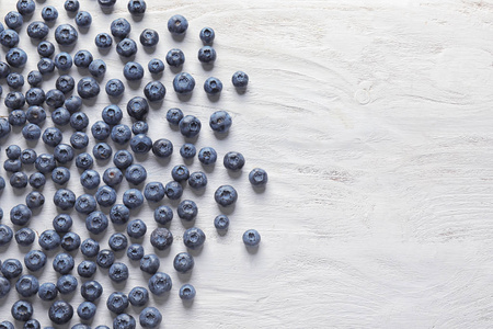 成熟的蓝莓，木制的桌子上
