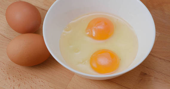 在碗里打碎鸡蛋关闭