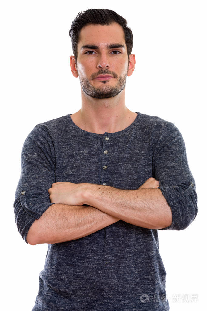 年轻英俊的男人双臂交叉的影棚拍摄