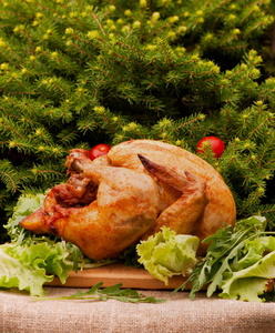 在圣诞节的背景下, 用樱桃西红柿烤火鸡。烤熟的天然食物