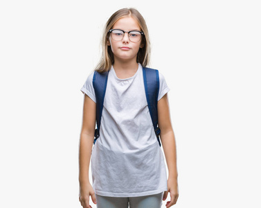 年轻漂亮聪明的学生女孩穿着背包在与世隔绝的背景下, 脸上表情严肃。简单而自然地看着相机