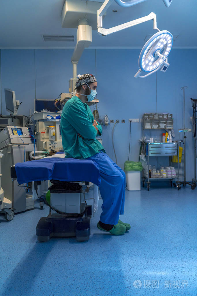 外科医生坐在手术台上等待