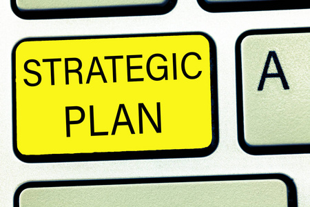 概念性手写显示战略计划。商业照片文本定义策略和决策的过程