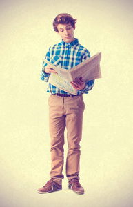 青少年阅读一份报纸图片