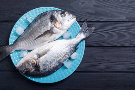 在盘子里有冰的生肉鱼。海洋食品