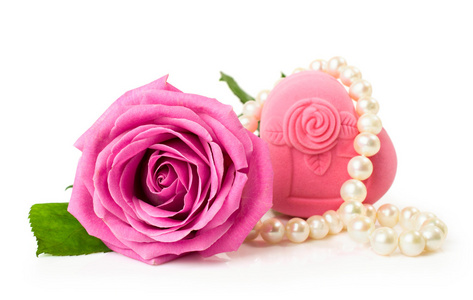 礼品盒和一串珍珠的玫瑰花