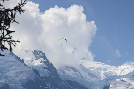 在法国阿尔卑斯山上面霞慕尼 Mont blanc 滑翔伞