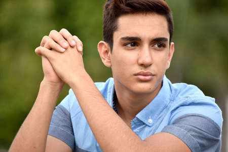 一个拉丁裔男孩想知道照片