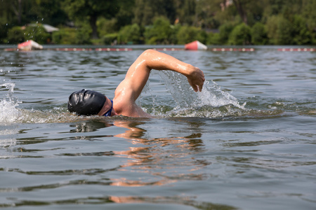 游泳运动员做向前爬泳姿图片