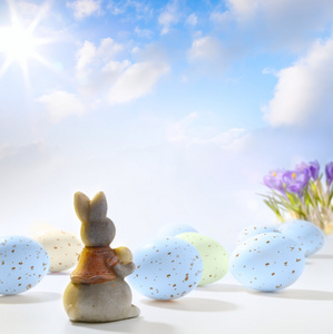 艺术小复活节兔子和彩蛋