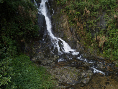 热带雨林山瀑布鸟瞰图