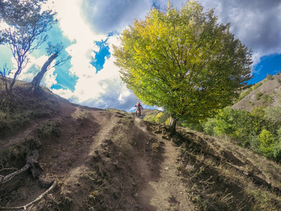 耐力赛在高加索大自然的高山越野自行车之旅