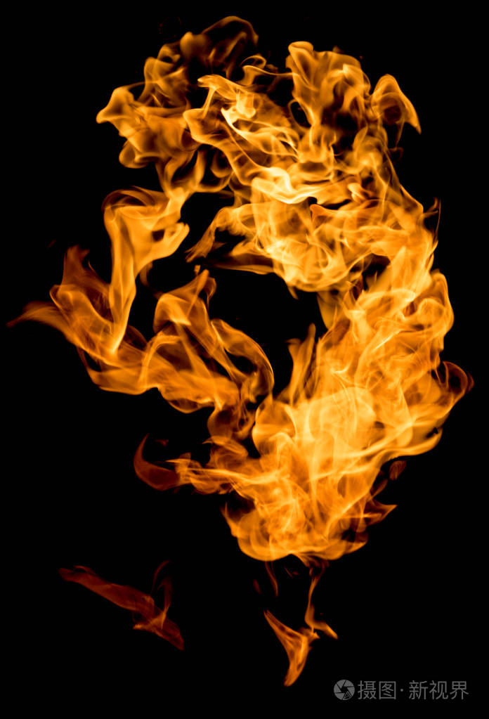在黑色背景上的火焰火