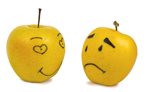 苹果和两个桃子两个苹果,白色哭和笑.概念照片