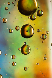 抽象的彩虹效果油和水