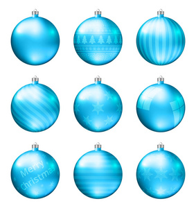 在白色背景查出的浅蓝色圣诞球。逼真的高品质的圣诞节小玩意的矢量集。不同的模式