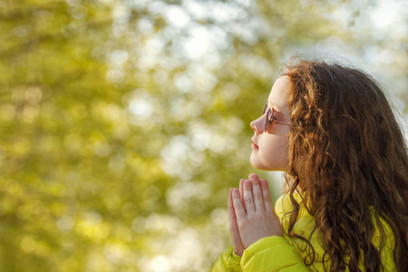 小女孩祈祷图片