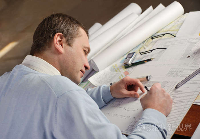 在工作中的建筑师