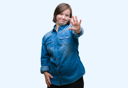 年轻成年妇女与唐氏综合征在隔绝的背景下做停止唱歌与手掌的手。脸上带有否定和严肃手势的警告表达式