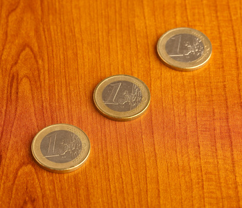 在木材上的欧元硬币