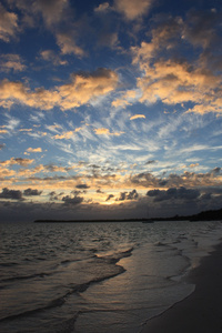 美丽的热带夕阳在海