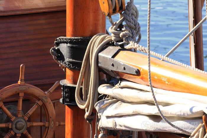 一艘木帆船的老捕鱼船的详细信息