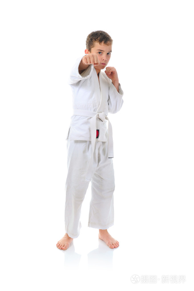 年轻的男孩训练空手道