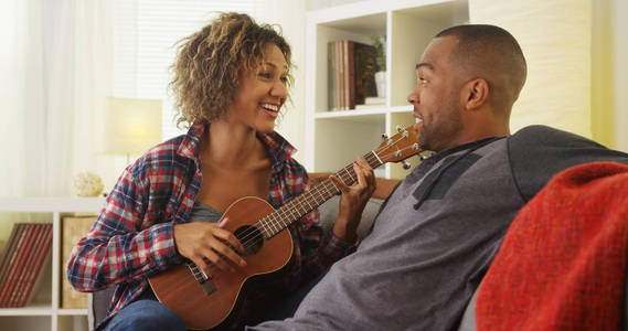 黑色的女朋友唱她的男朋友小夜曲与夏威夷四弦琴